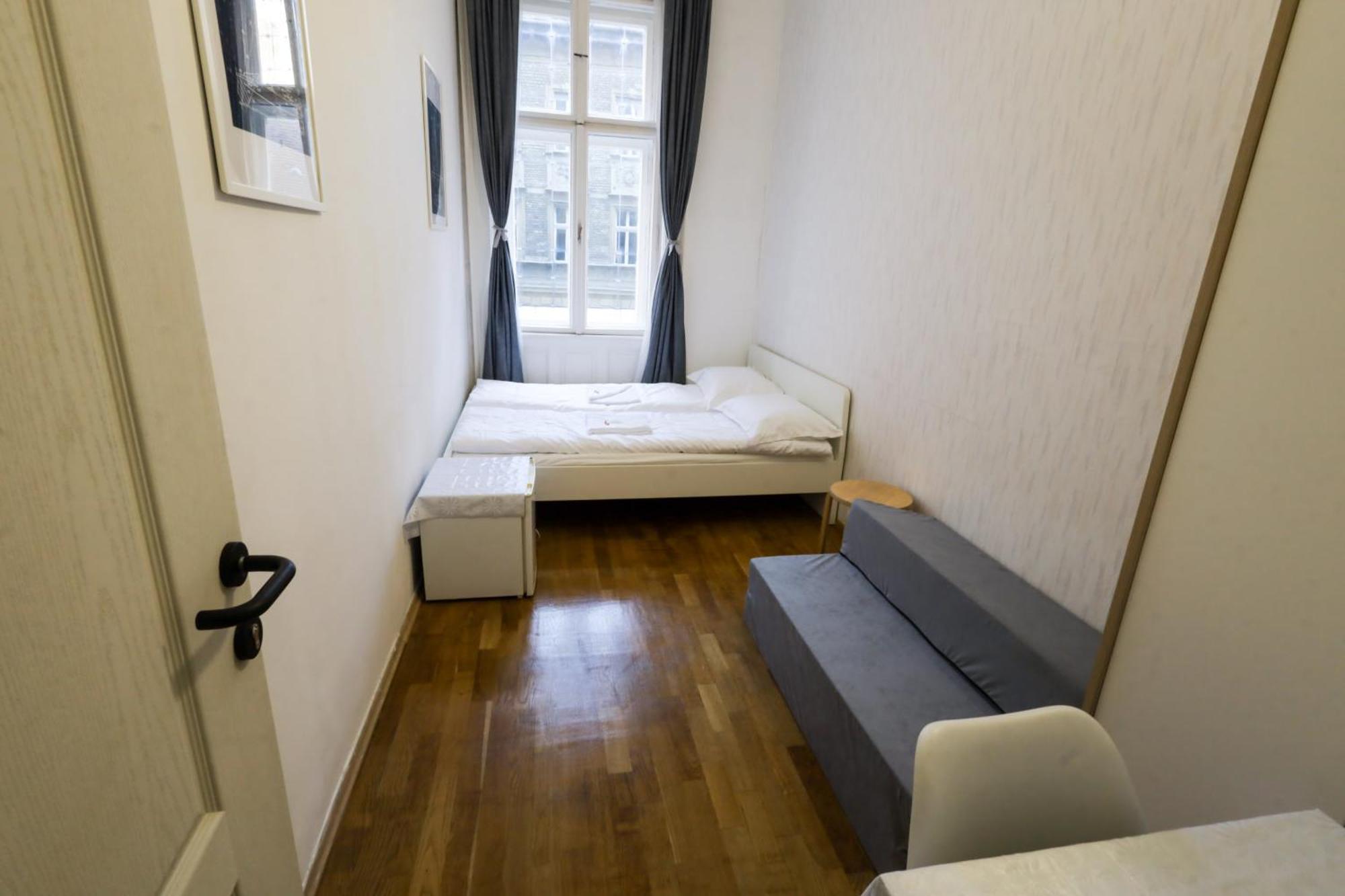 Pest-port 4 For 16 Person Apartment *